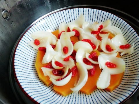 女性多吃这1道蒸菜,滋阴养颜,防衰老,年过40不显老_百合_蒸南瓜_枸杞