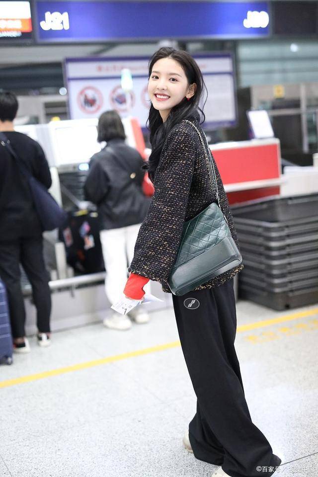 "95后小花"章若楠是怎么火起来的?_电影_外貌_气质