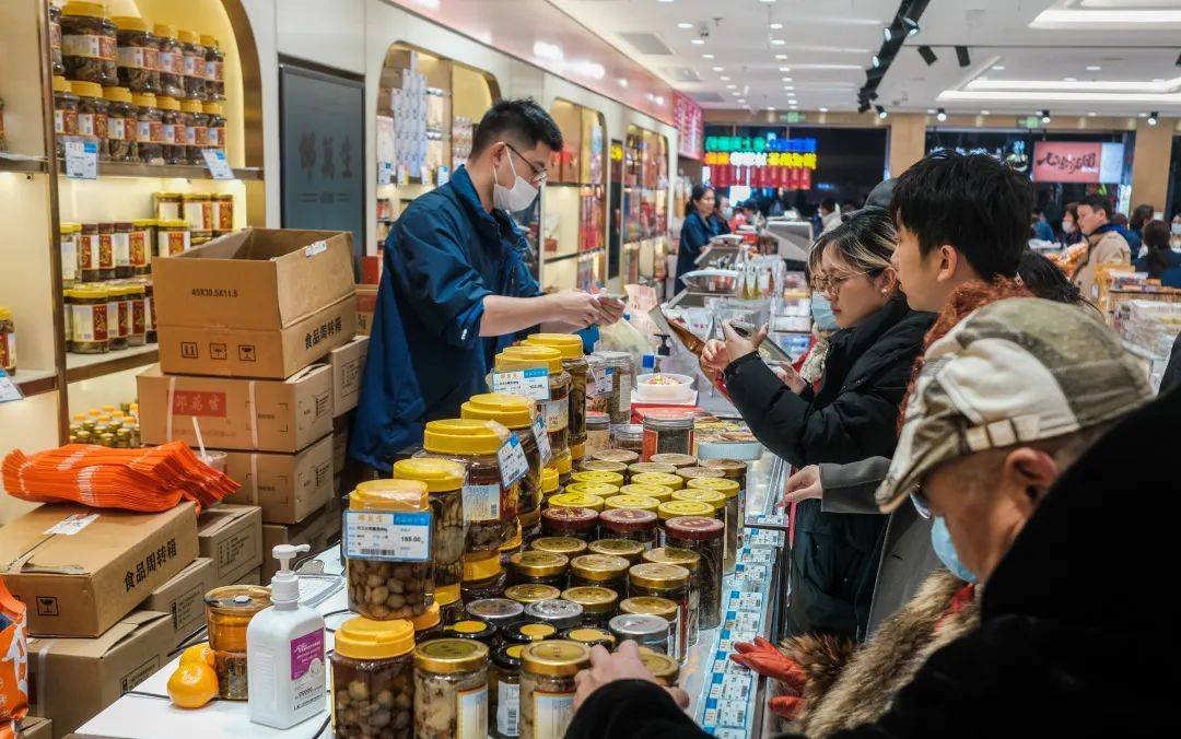 醉食品外,今年歲末,企業還對部分商品創意改良,推出了諸如可樂八寶飯