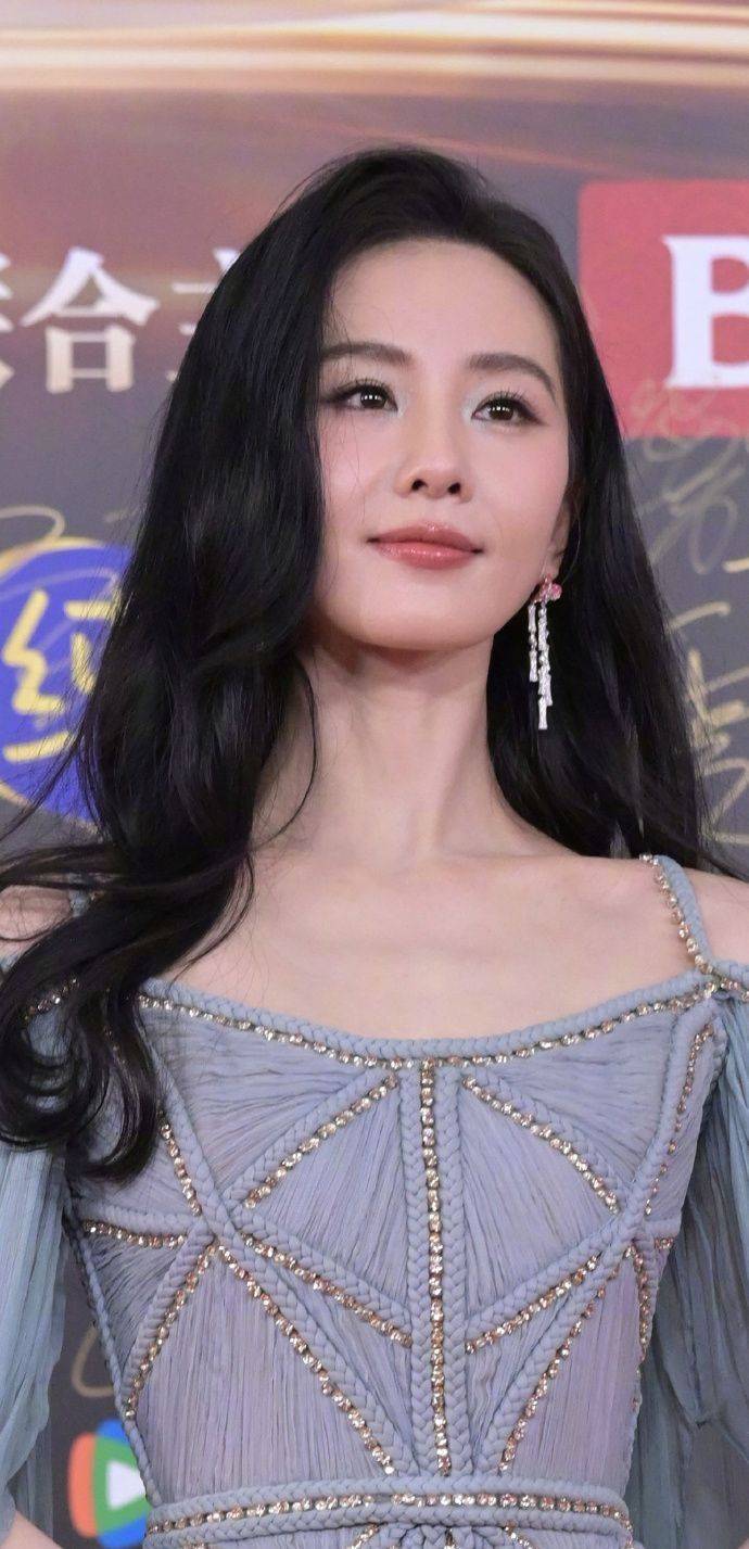 微博之夜怼脸:刘诗诗眼影脏,杨幂脸部线条畸形,虞书欣含胸驼背_造型