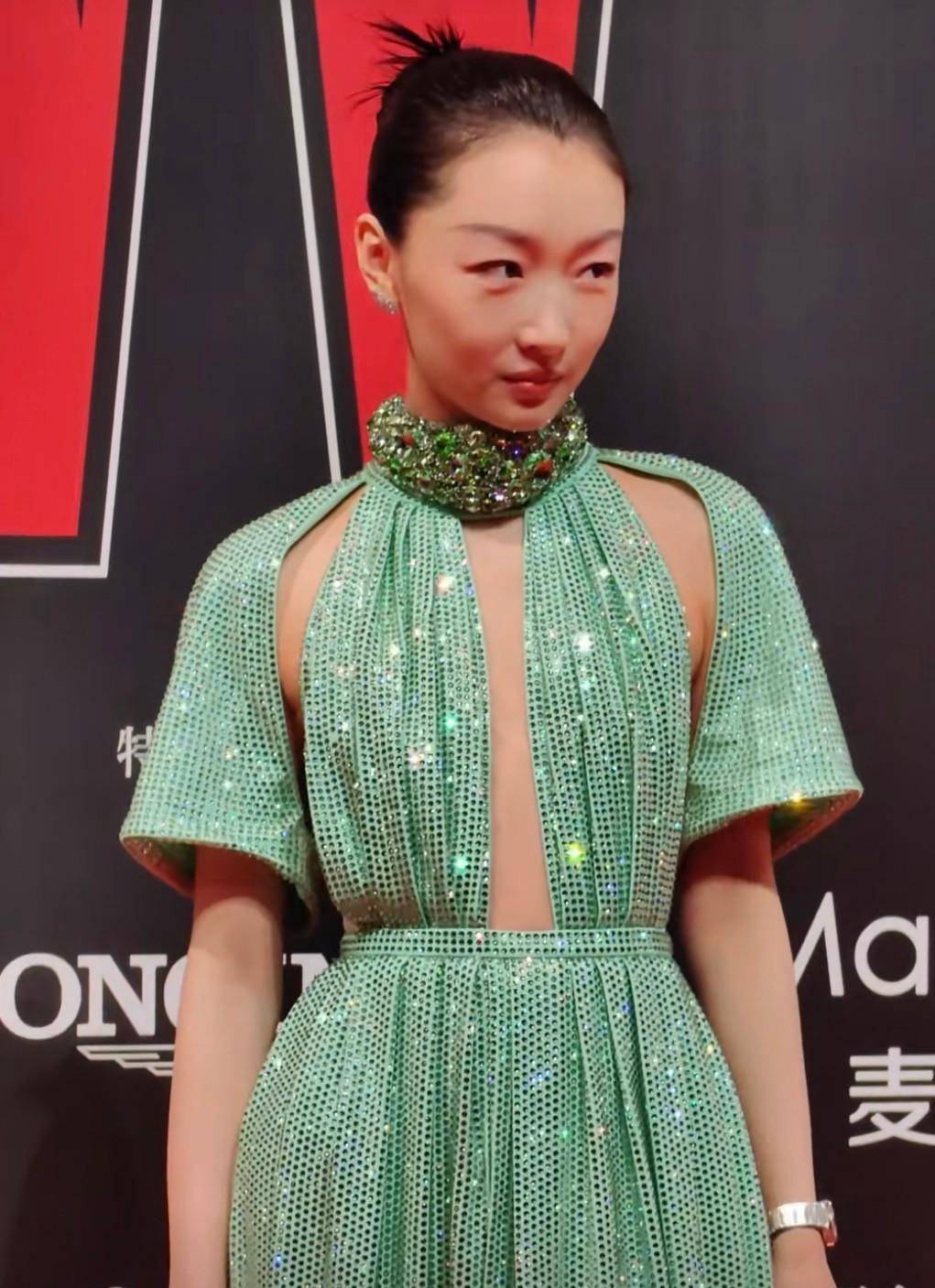 周冬雨玩性感?身材平平却偏要挑战极限,令人尴尬!_魅力_气质_形象