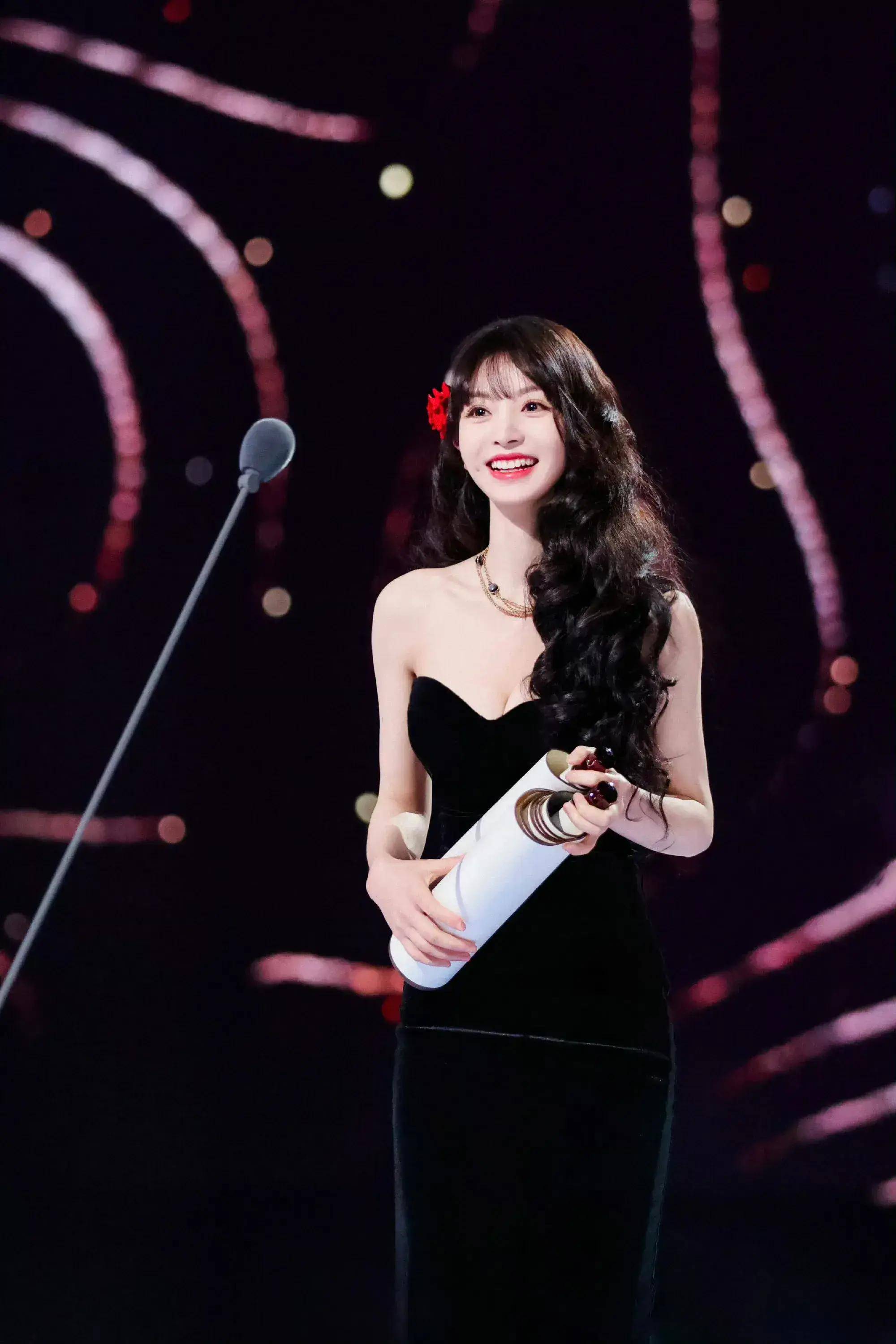 澳门这夜,95花田曦薇艳压全场,身材丰满有料遭人妒_礼服_造型_杨紫