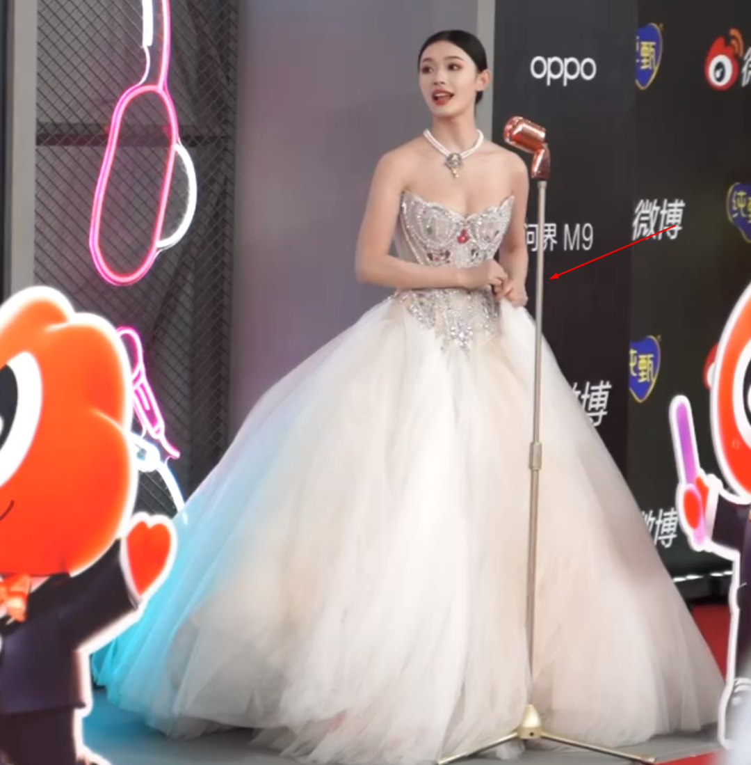 夜:杨紫三度"封后",林允亲自缝补裙子,杨幂打雷佳音_辛芷蕾_贾玲_唐嫣