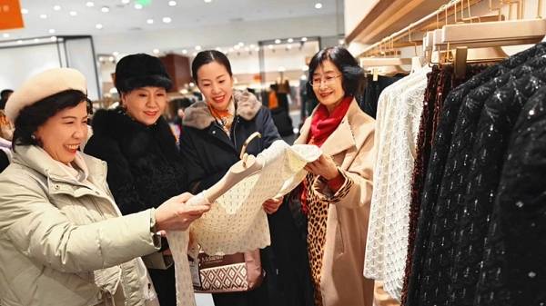 大美联合艺术团应邀参观天津应大集团_文化_服装_品牌