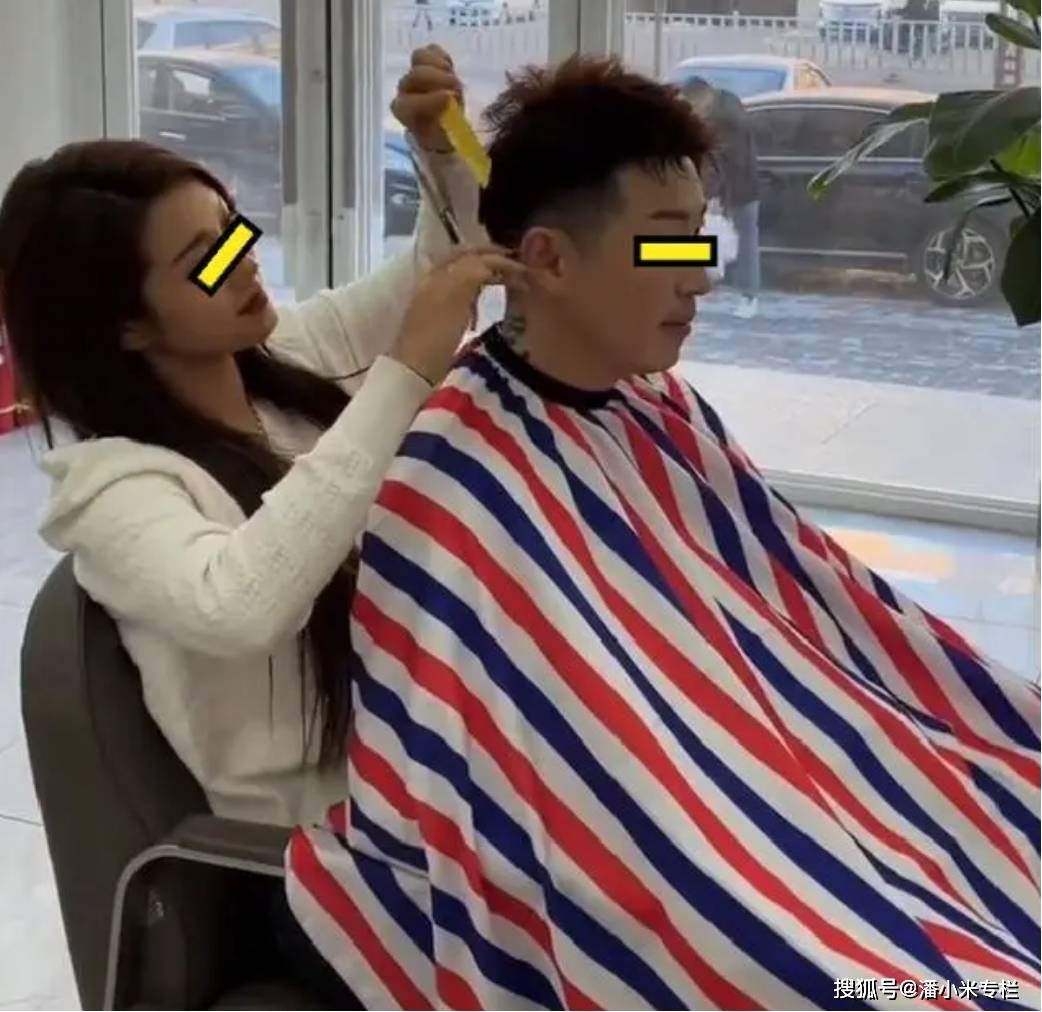 理发新境界,女托尼坐在男顾客脖子上理发,各种姿势层出不穷