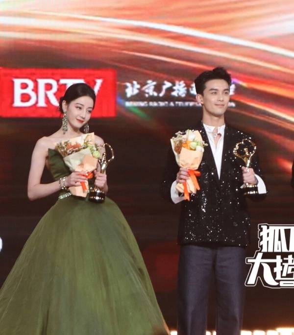 王鹤棣夹在吴磊赵露思中间,又和肖战美男同框_图片_娱乐_来源