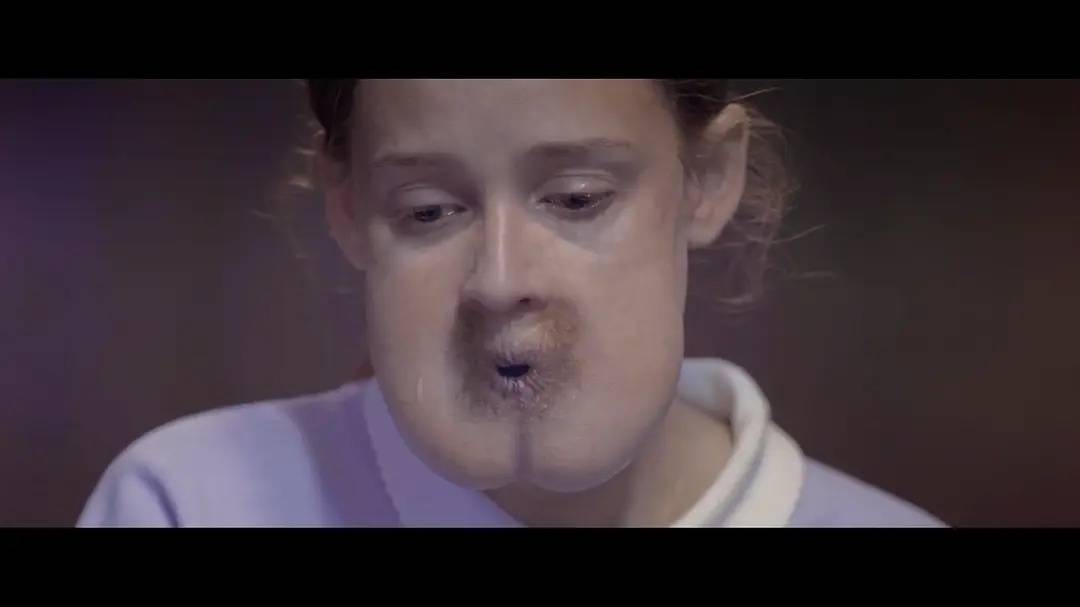 《肌肤》:探索外在与内在美的深刻寓言,一部西班牙社会边缘群体的生命