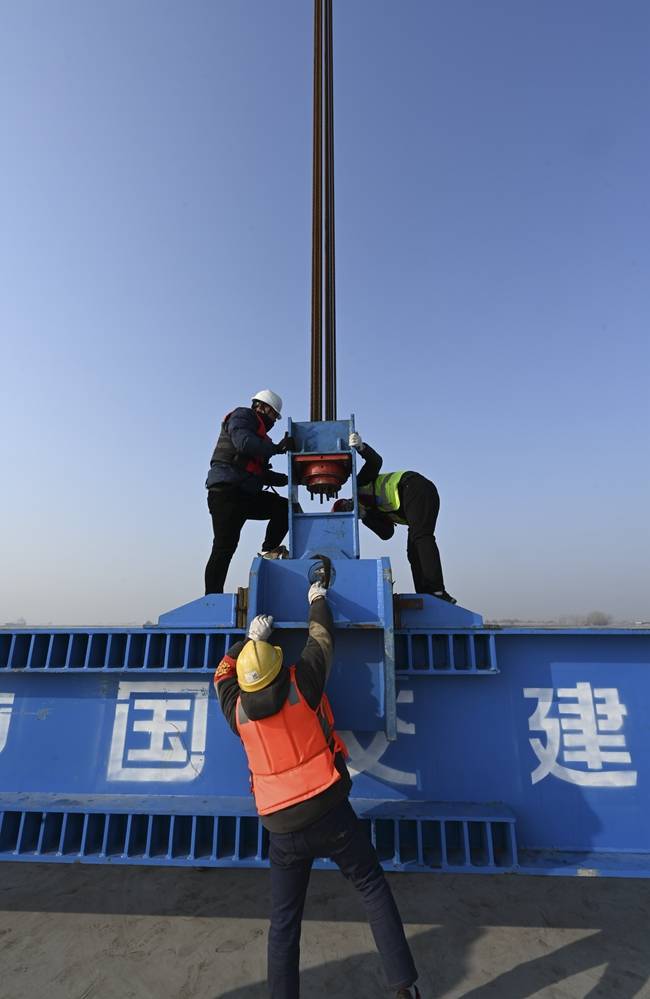 主橋採用主跨1560米鋼箱梁懸索橋,主跨共103個節