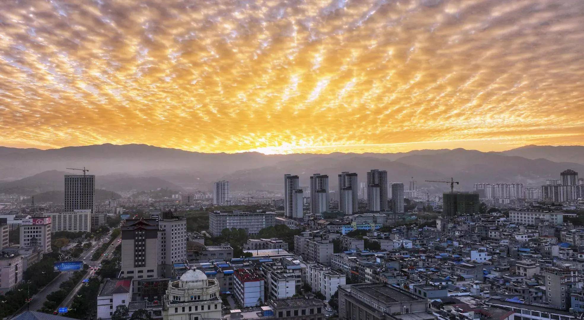 云南省临沧市金云漫天天际壮美无限 锦绣家园瑰丽云景动人心弦催人流