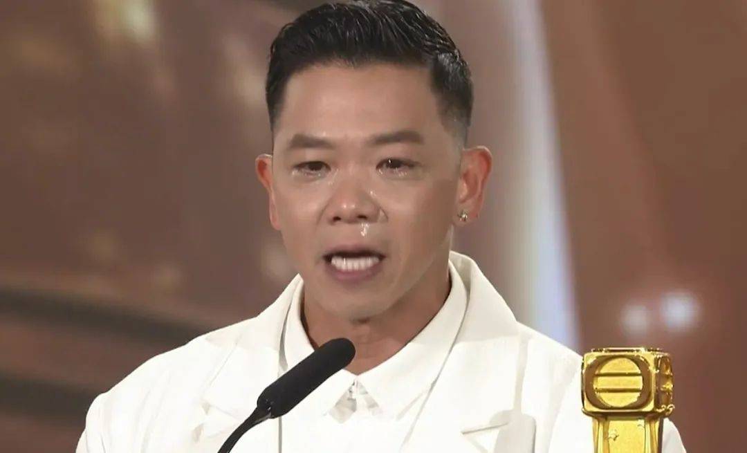 tvb颁奖礼:红毯环节一言难尽,佘诗曼获三个视后成最大赢家_长裙_陈豪