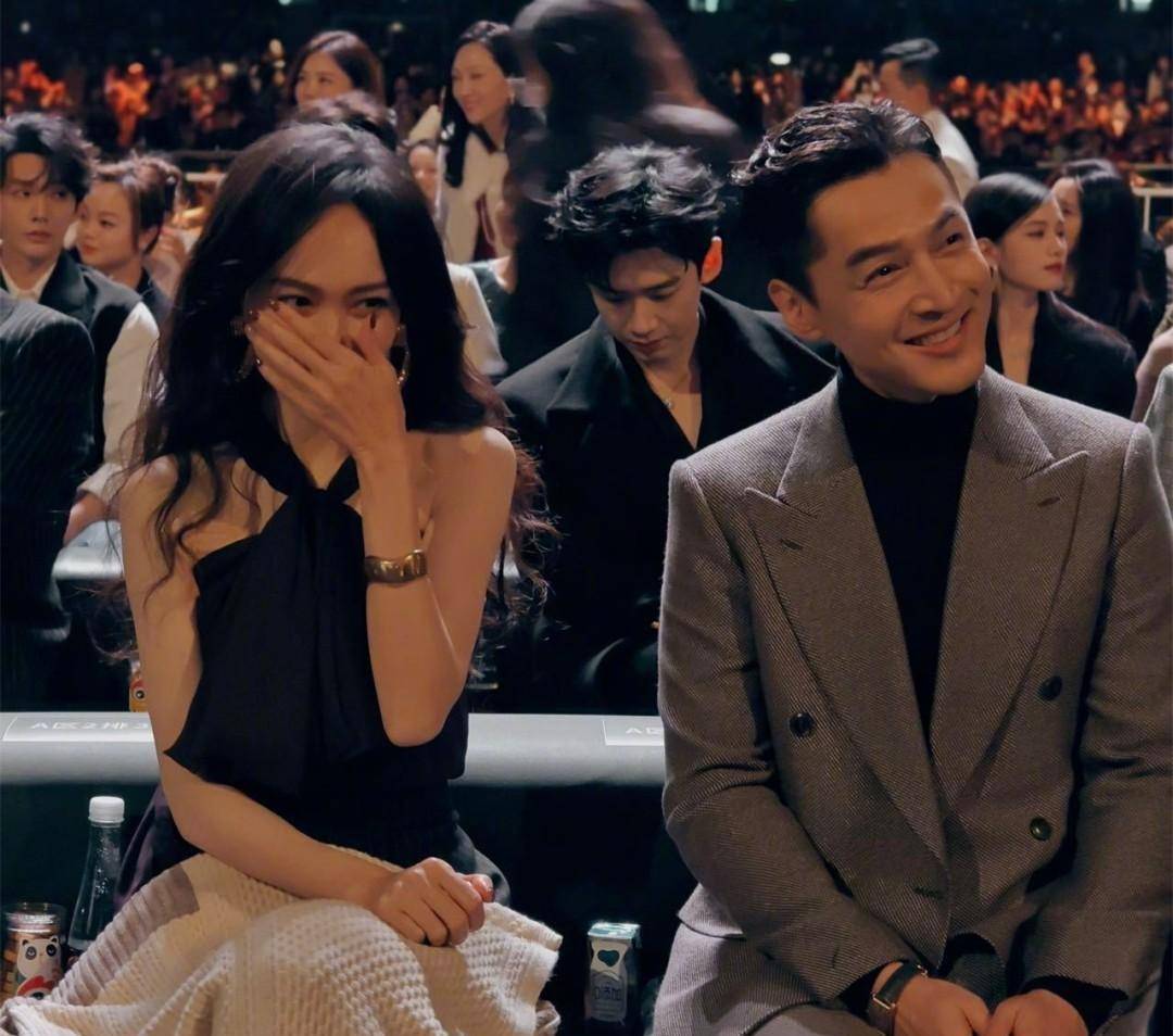 微博之夜台下亮点:王嘉尔卖萌,雷佳音被打手,杨幂惊讶吃瓜_明星_胡歌