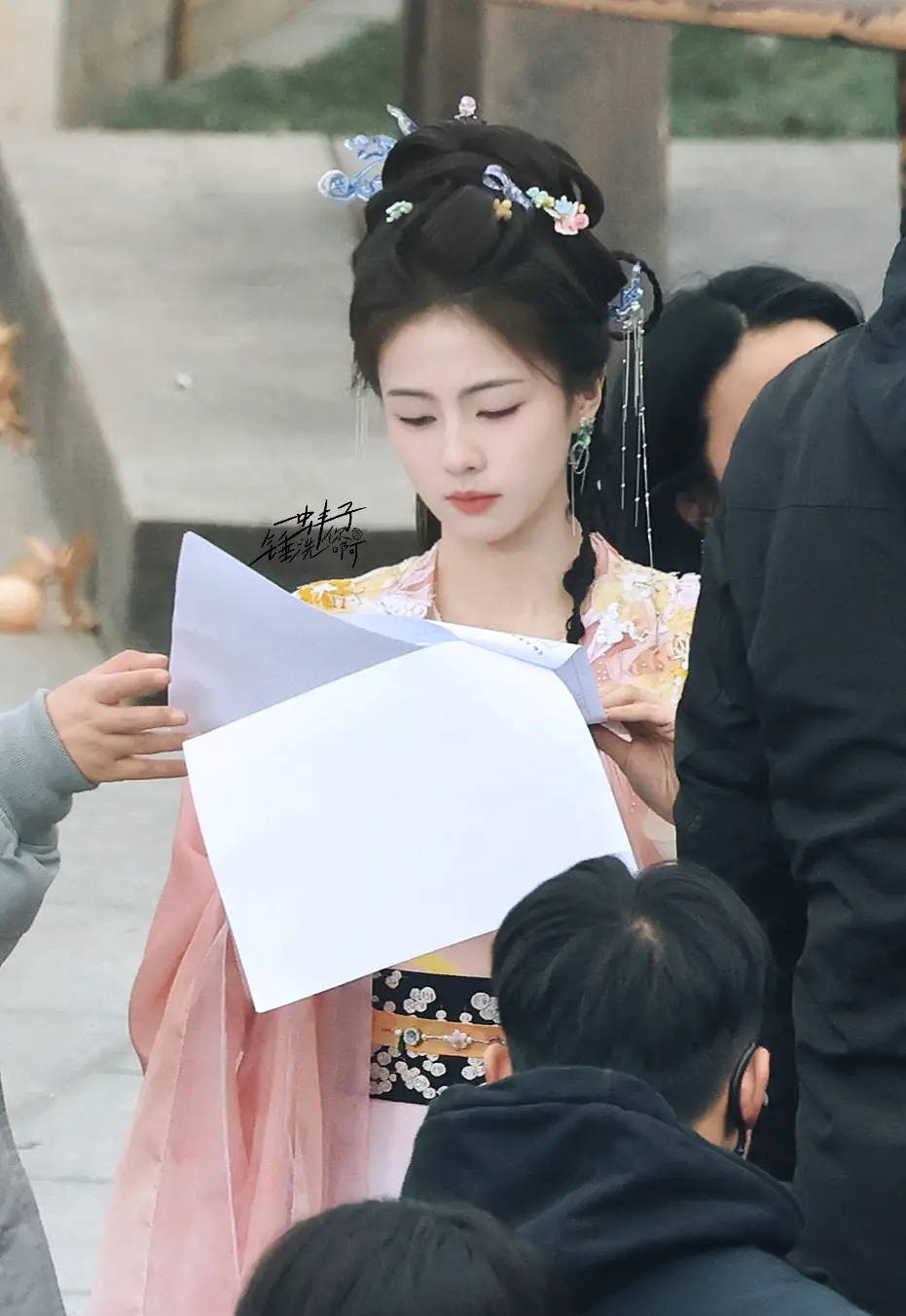 白鹿新剧白月梵星曝路透粉衣娇嫩明媚俏丽