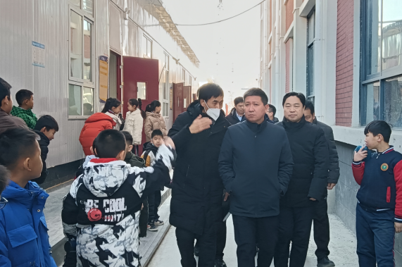 濮阳市华龙区领导莅临市油田十七中调研指导工作