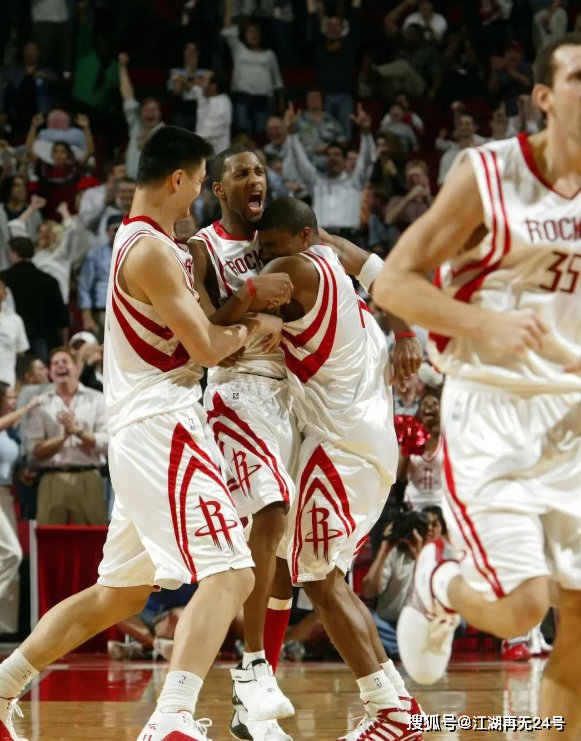 04年麦迪35秒13分绝杀马刺的那场比赛中,邓肯,姚明发挥如何?