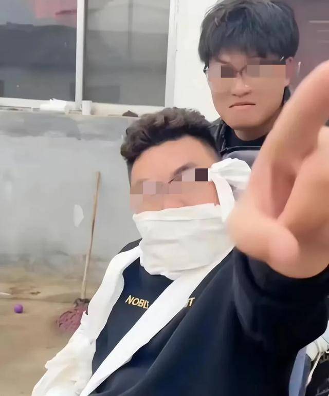 并借许敏孙子的口道出"这就是不要儿子的下场!"当年关将至,网友喊话田