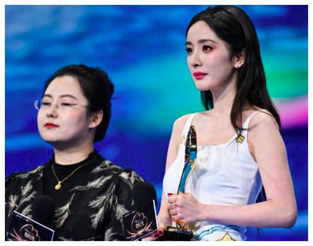 微博之夜有人备受质疑,有人实至名归,黄渤的话暗示了全程分猪肉_杨幂