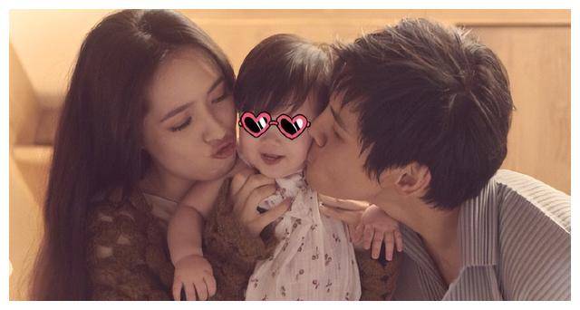 两人在游乐场尽情撒欢,他用婴儿推车推着郭碧婷,画风太搞笑了