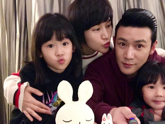 陆毅生日晒出全家合影,一家四口复制黏贴,看到最后一张羡慕了!