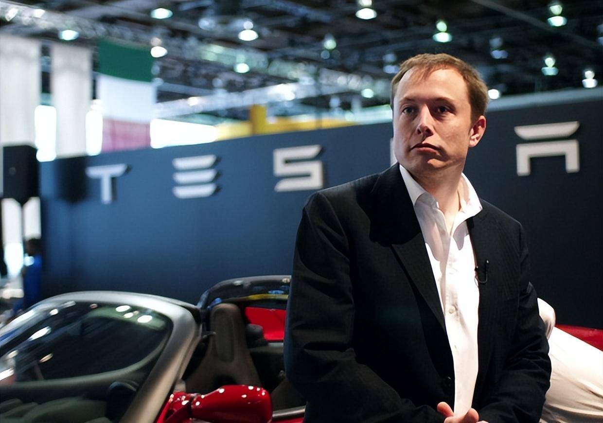 曾几何时,马斯克还说:自己的父亲找了"继妹"为妻,两人相差的年龄足足