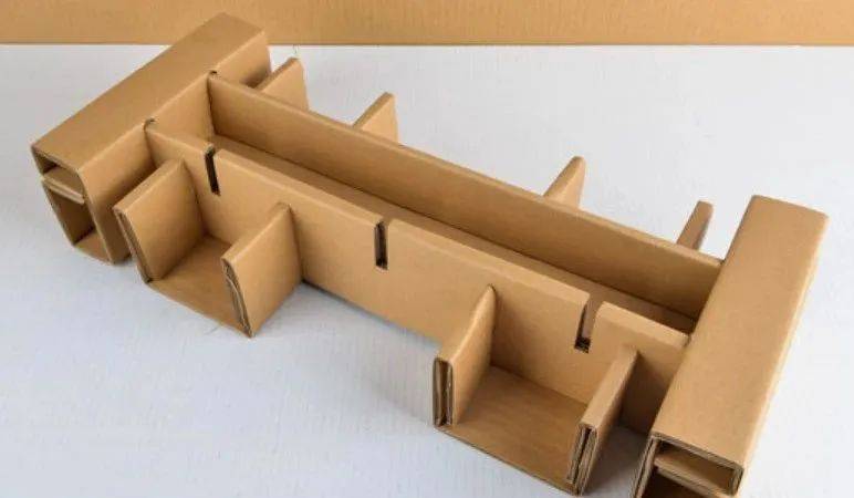 瓦楞纸板具有环保,适用温度范围广,成本低,取材便利,生产工艺成熟