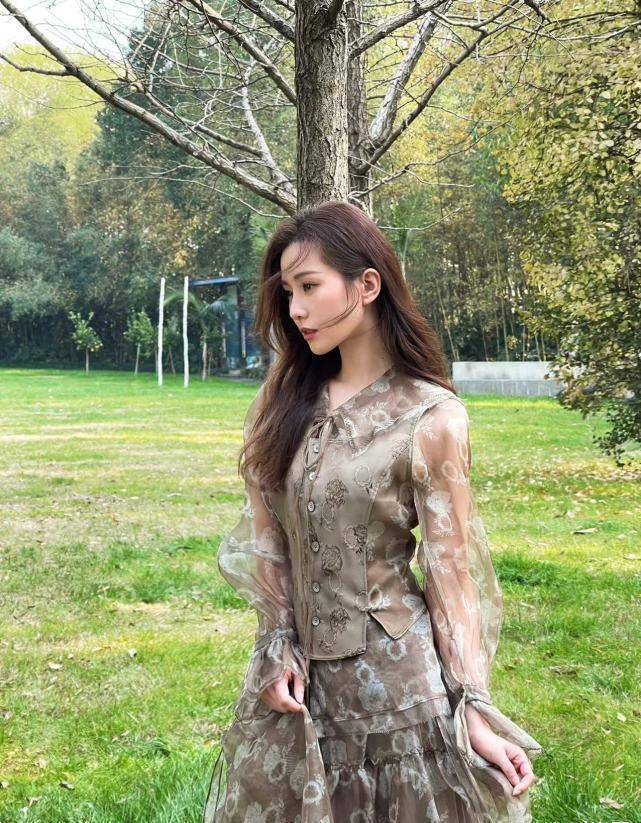 刘诗诗日常穿搭,经典又耐看,春天照着穿就很有范儿_造型_一身_设计