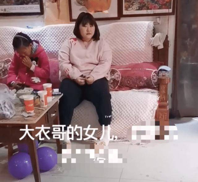 大衣哥兒子結婚,在線10萬人觀看太有面,女兒現狀卻讓