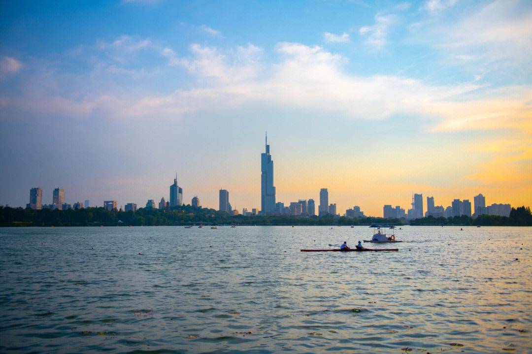 玄武湖公園內有多處著名景點,如梁洲,翠洲,環洲,櫻洲,蓮花池等.