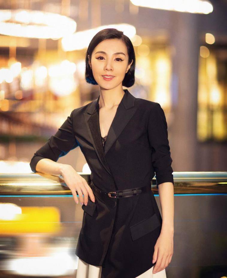 演员姜宏波:姜文捧红她,出道26年无绯闻,50岁活得干净洒脱_角色_农村