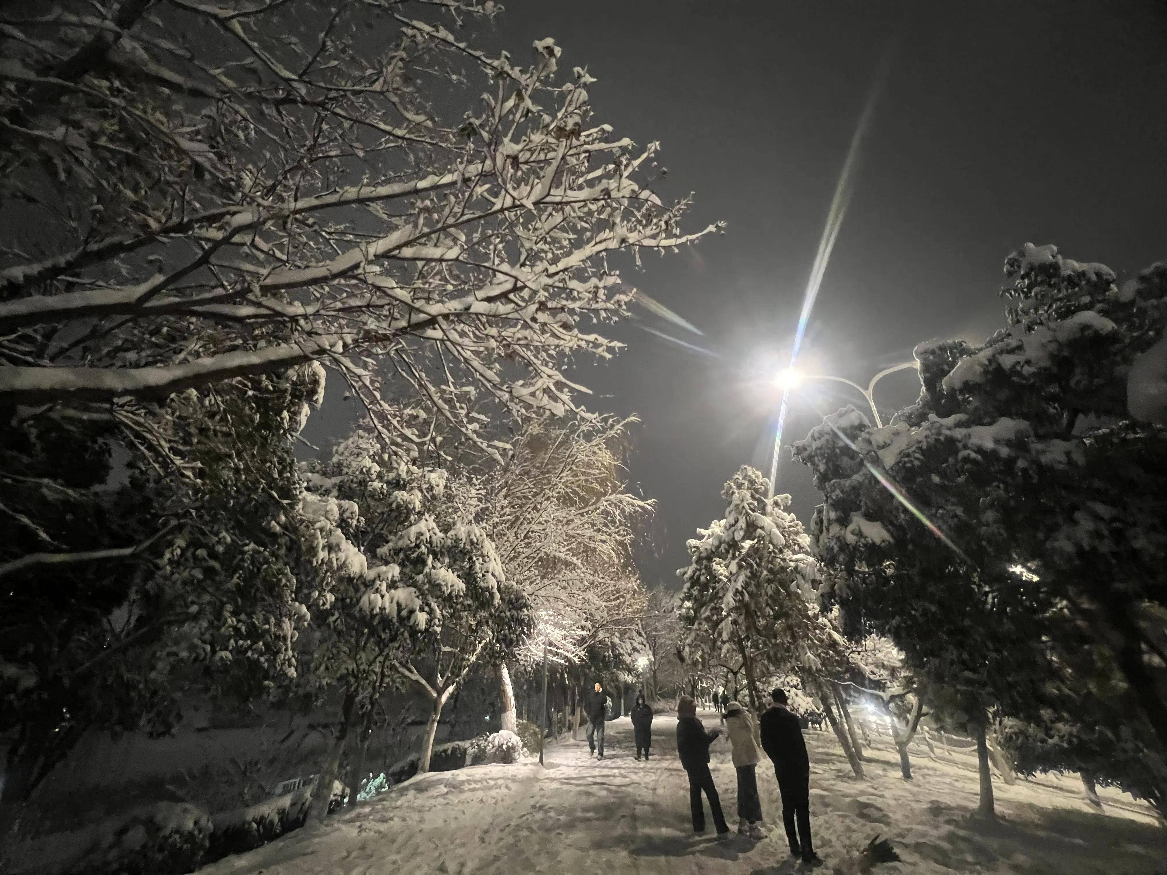 镜头:雪夜古城西安 宛如梦幻般童话世界(组图)_雪景_白雪_夜色