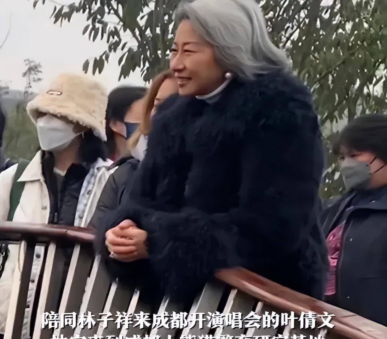 叶倩文自然素颜逛成都动物园,展现真实白头发不染皱纹的美!