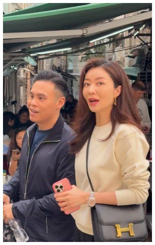 熊黛林获富豪老公接下班,飞奔过去黏人,高出半个头身体主动贴近_郭可