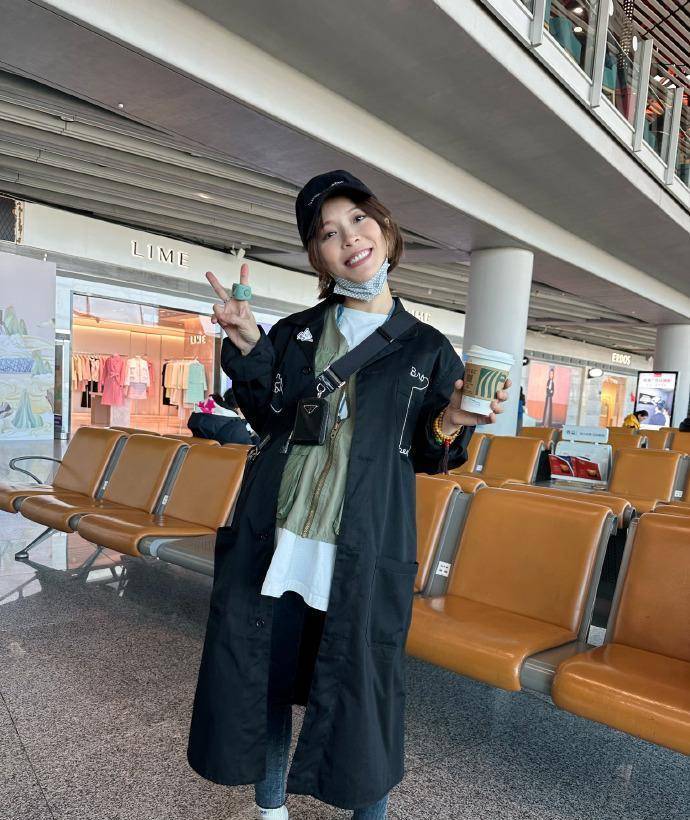 随着怀孕的进行,黄雅莉状态愈发良好,还不时地分享自己唱歌做胎教的