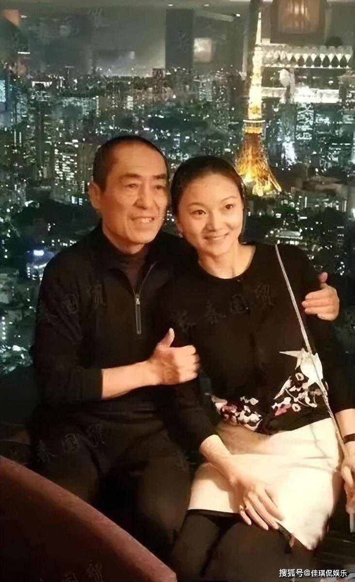 张艺谋现任妻儿和前妻之女同乐!好幸福!罕晒三世同堂大合照!