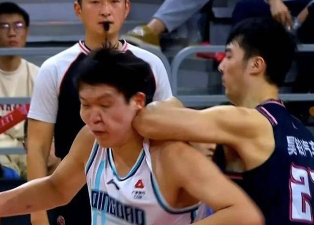 杨瀚森遭受肘击暗算,广东球迷反应令人遗憾,cba有待管理_张明池_动作