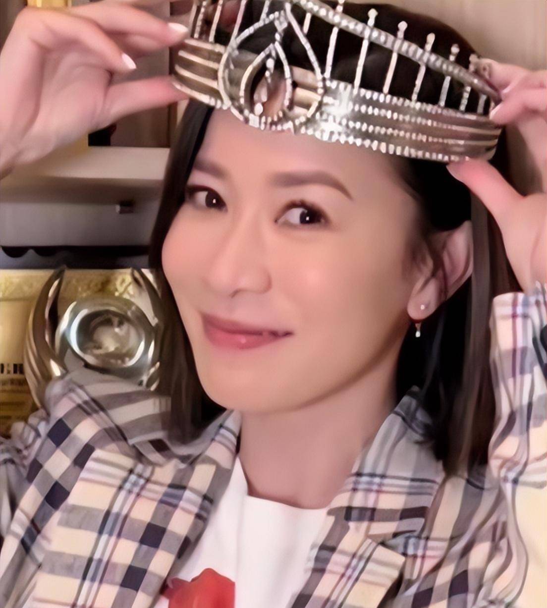 四年勤奋求学的历程使佘诗曼获得了酒店管理方面的专业知识,这不仅