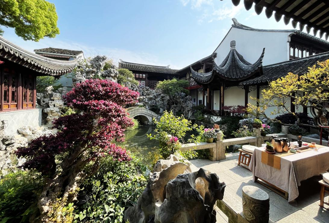 苏州墨客园2024新年龙卡发布会暨油画大师赖东民艺术交流会在苏州举行