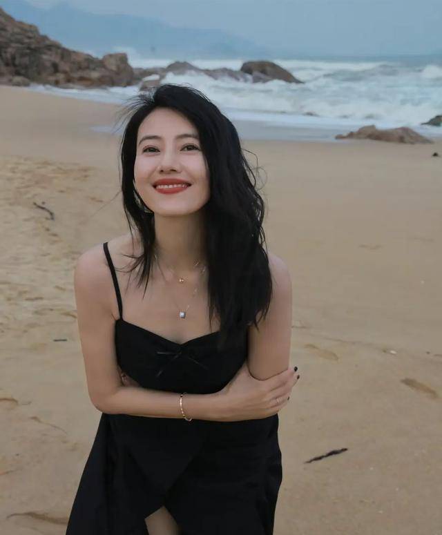 "岁月静好,女神如初"—— 高圆圆44岁海边游玩美照惊艳网友