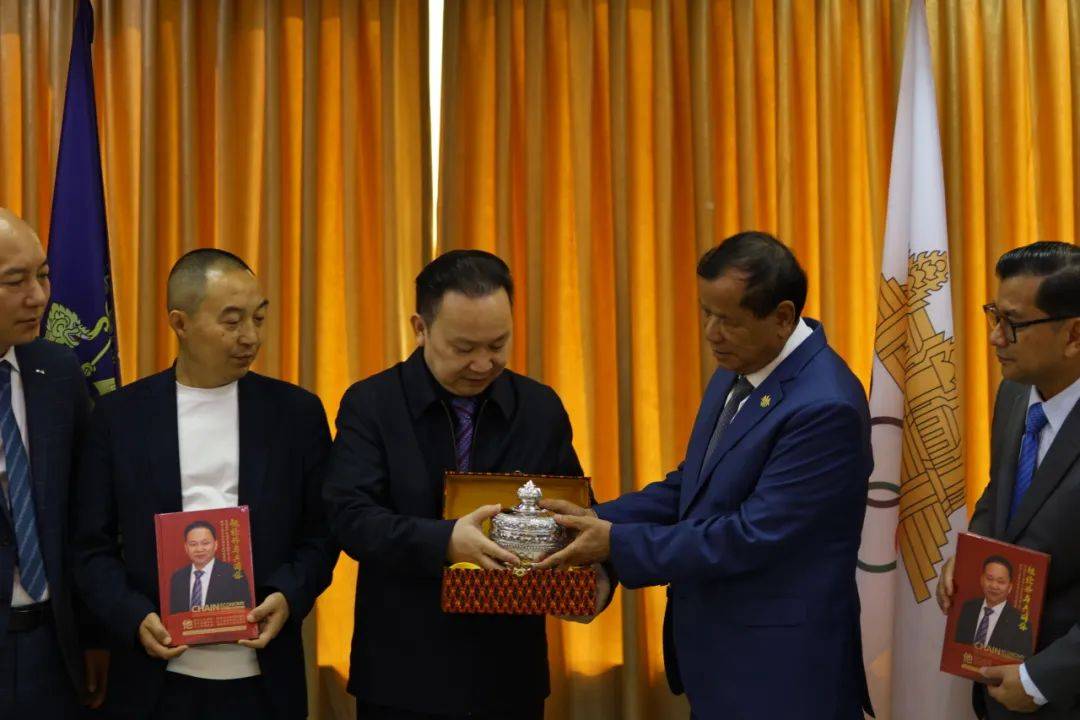搜了集团董事长唐华与柬埔寨政府领导于金边会面座谈