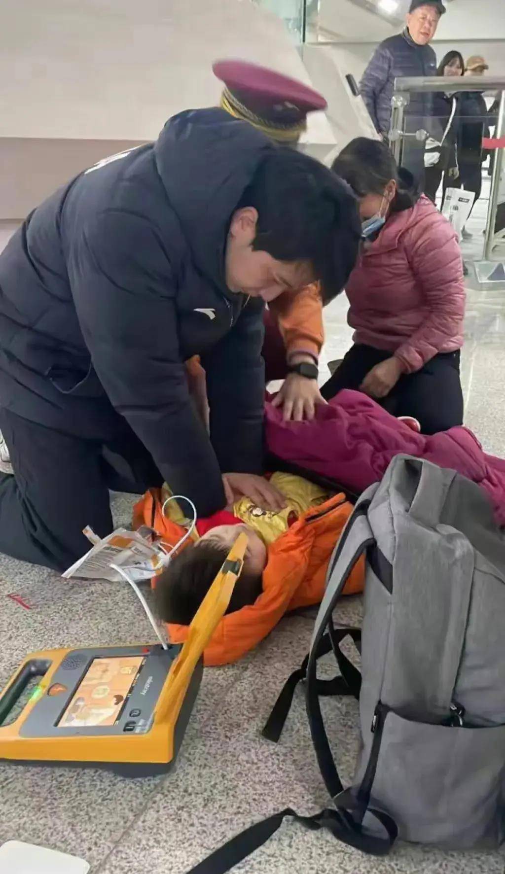 自己所学专业知识给男孩施救,他在游泳课上学过救人知识,男孩心脏骤停