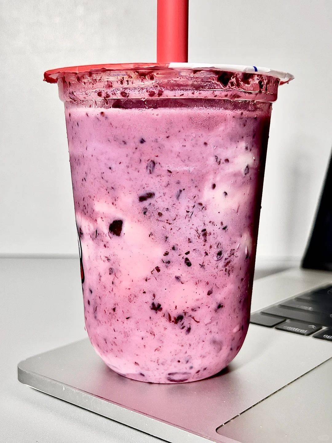 张红甫蜜雪冰城新上架桑葚摇摇奶昔席卷味蕾界!_饮品_广东_城市生活