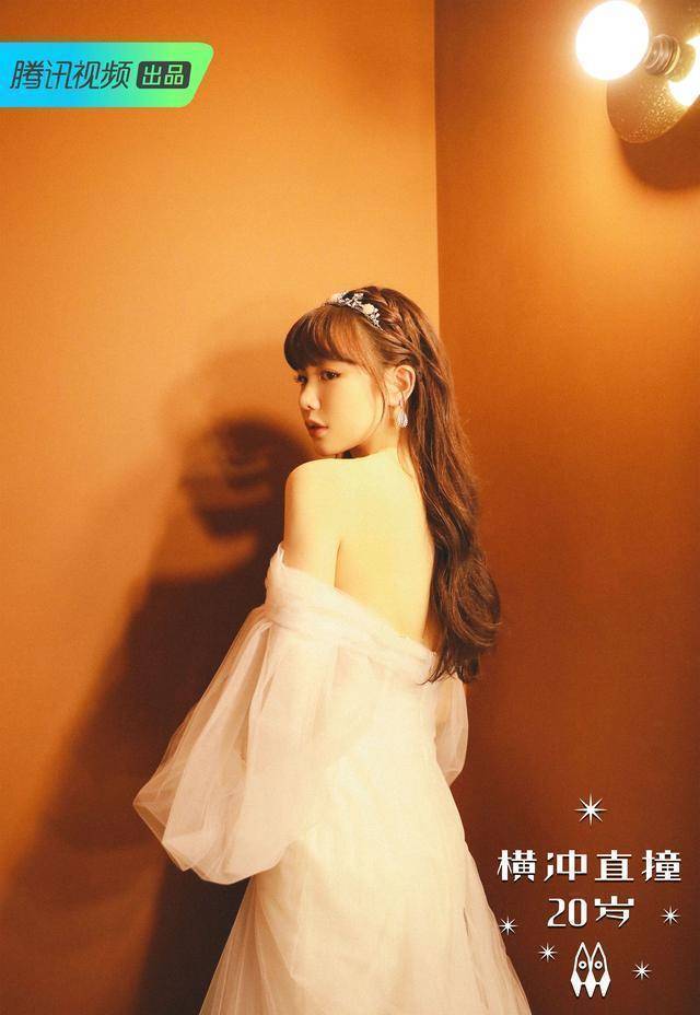 小彩虹徐梦洁的造型也是甜美中带着高贵,露背一字肩的造型时尚十足