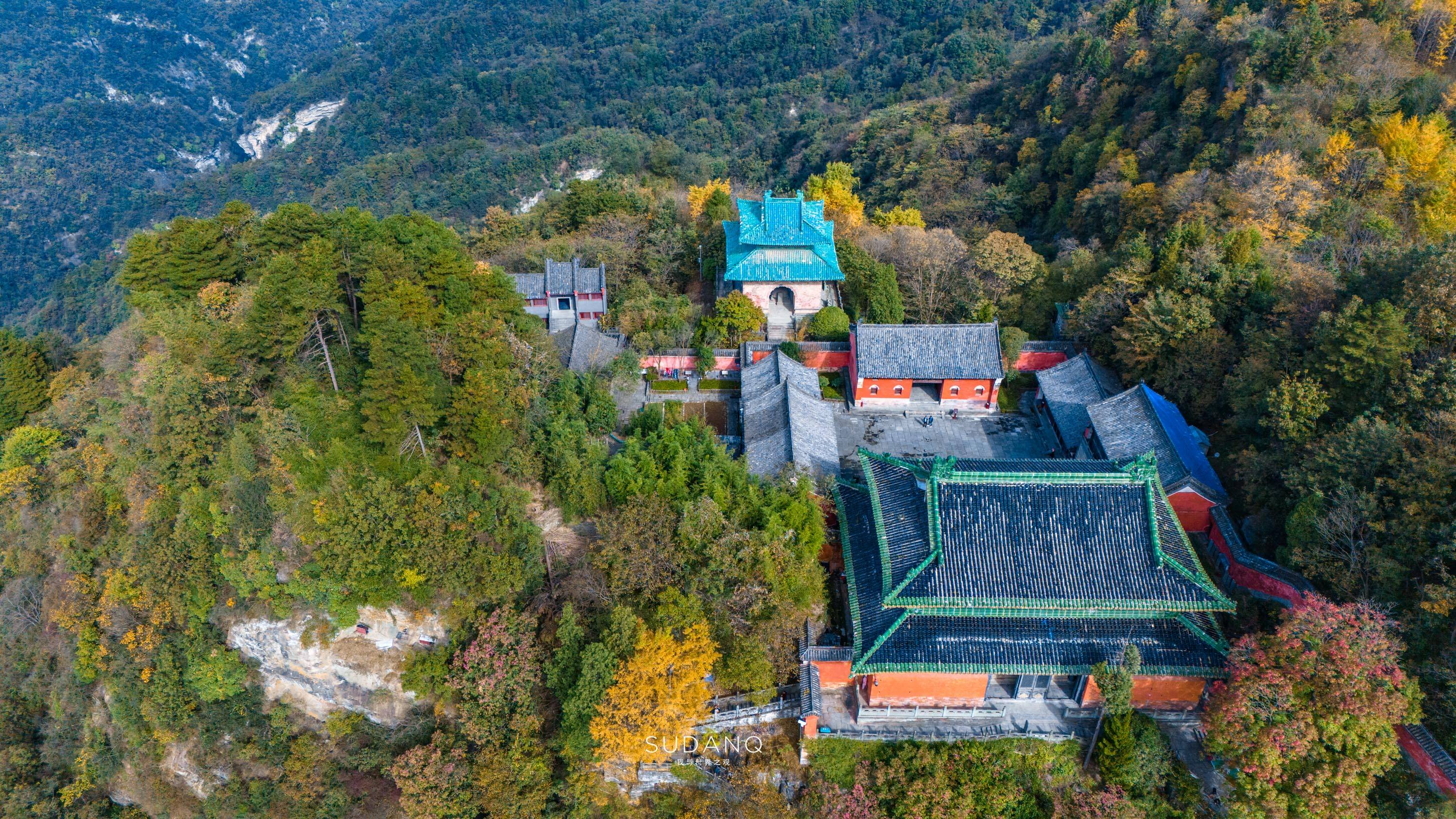 武当山的悬崖上的挂着神秘桃木剑,据传是"镇山剑"_建筑_历史_南岩石
