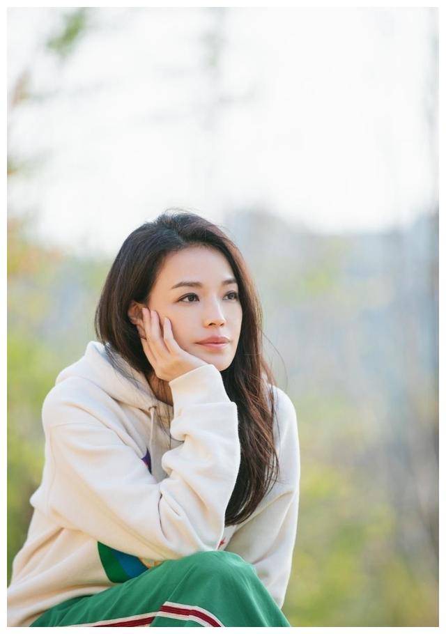 48岁舒淇晒素颜自拍,黑眼圈明显皮肤有细纹,拍摄角度清奇_姐姐_保养