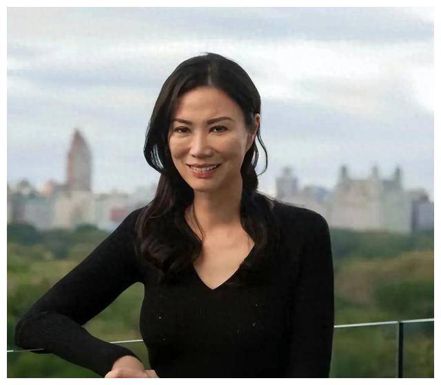 55岁的邓文迪:如何焕发新生,重拾青春魅力,让年轻男友自愧不如_生活