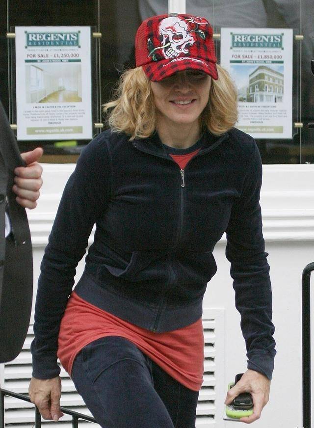 62岁麦当娜为男友庆生,晒与小男友甜蜜照,穿运动装配红帽不服老_红色