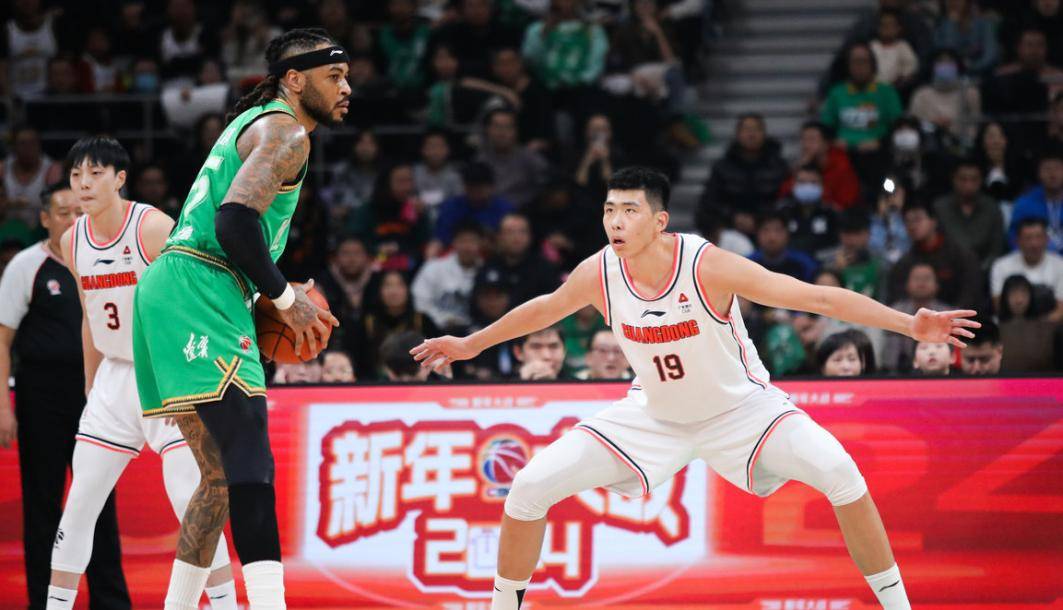 挨一肘吃两帽连犯三错,被范子铭拿捏,杜锋弃用,胡明轩向他咆哮_张明池