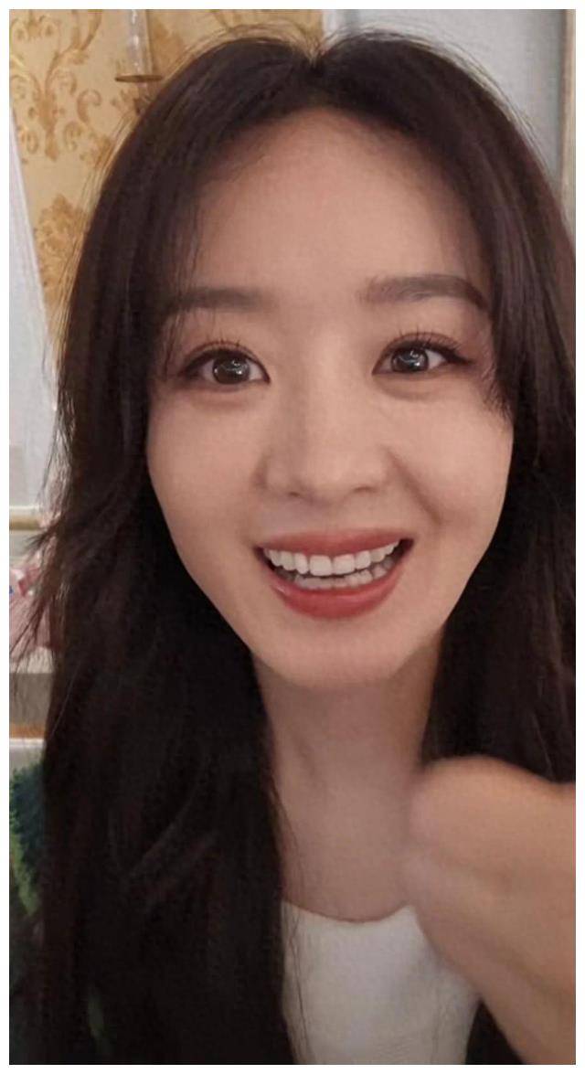 赵丽颖最新动态引热议!嘴歪脸僵牙齿白,是过度医美还是整容了?