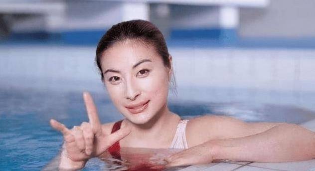 跳水皇后郭晶晶:为中国夺得数枚金牌,退役后每月退休金有多少?