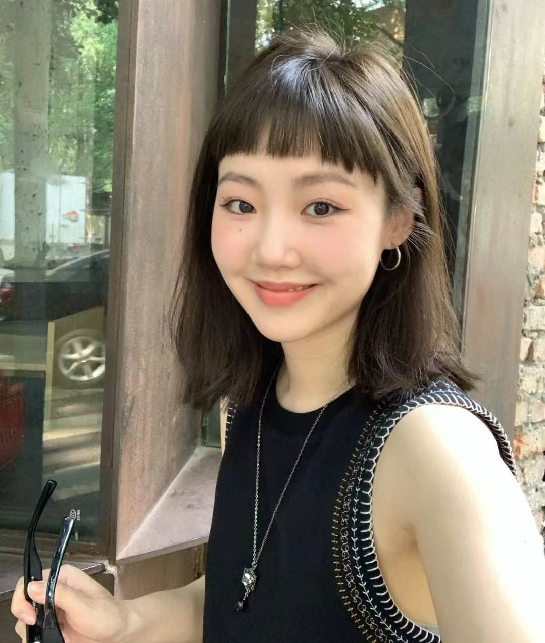 头发建议剪短发,今年流行这3款"酒窝发",显年轻又气质