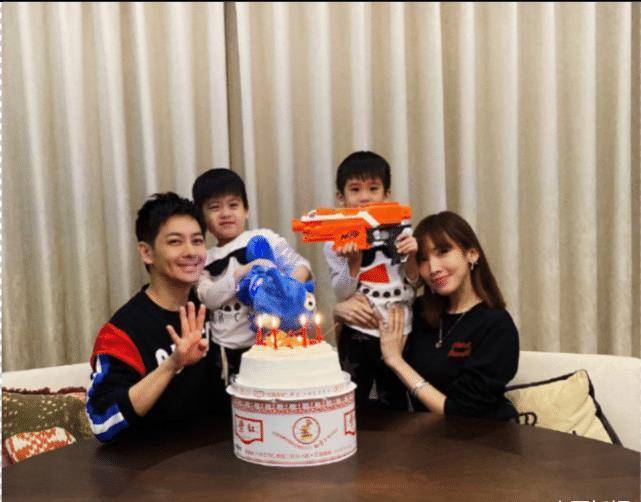 林志颖晒双胞胎学乐器,哥哥开心练习,弟弟躺沙发注视哥哥无心思_kyson